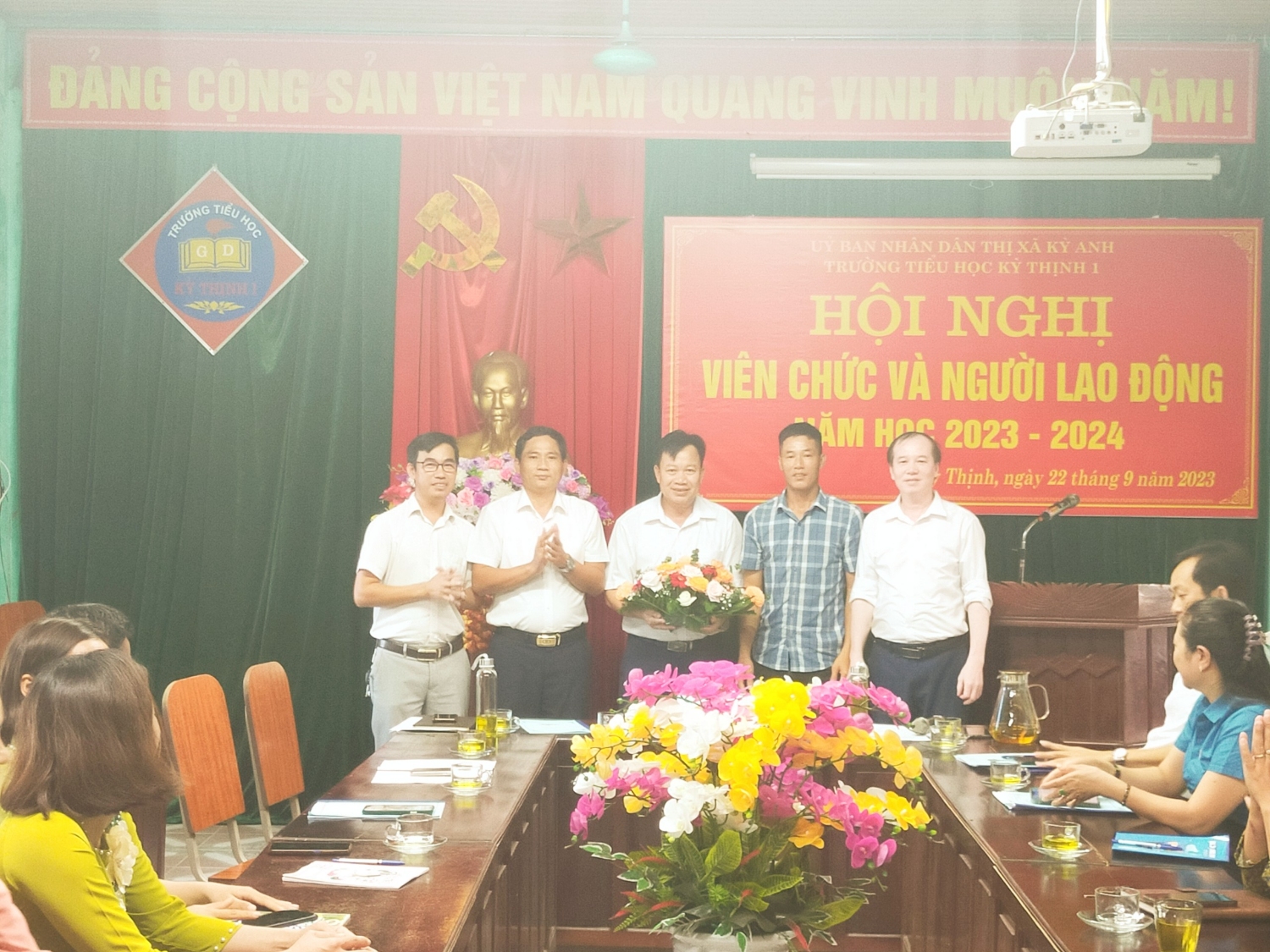 TRƯỜNG TIỂU HỌC KỲ THỊNH I TỔ CHỨC HỘI NGHỊ VIÊN CHỨC, NGƯỜI LAO ĐỘNG NĂM HỌC 2023 - 2024.