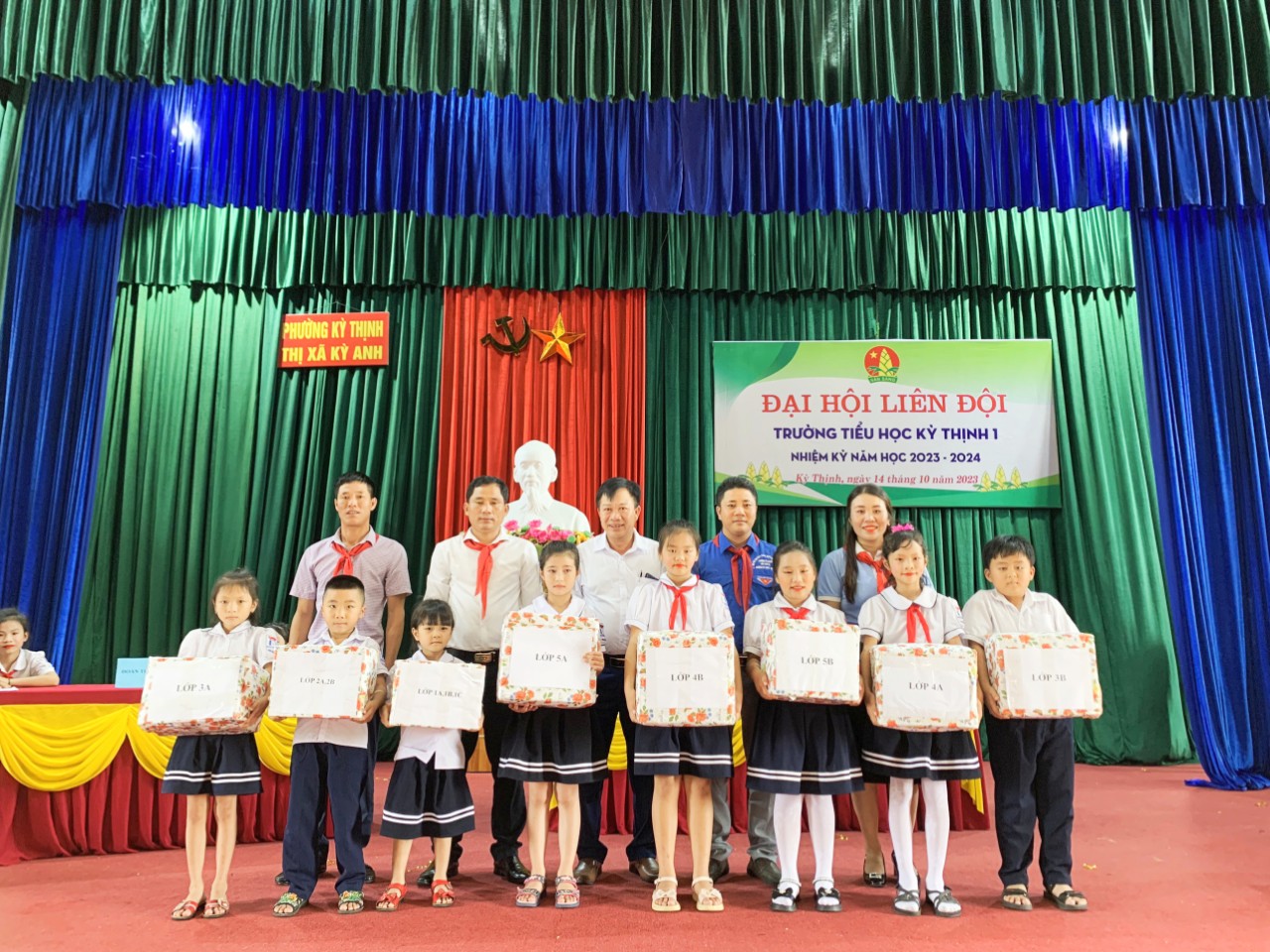 TẶNG QUÀ CHO ĐẠI BIỂU