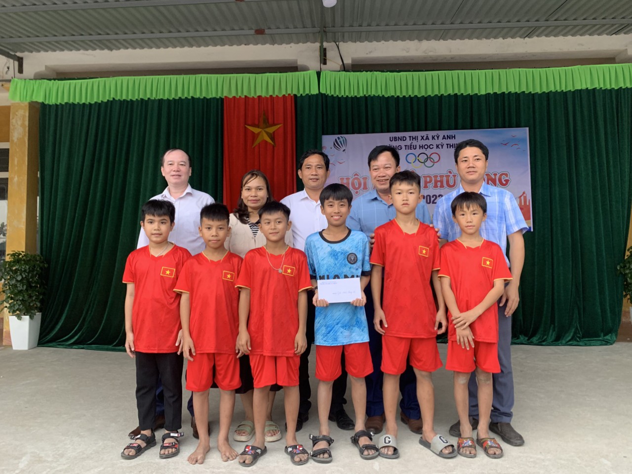 Hội Khỏe Phù Đổng cấp trường là nơi để các em thỏa sức đam mê với thể thao, nhằm giáo dục nhân cách cho học sinh và đẩy mạnh phong trào rèn luyện thân thể, nâng cao thể chất, qua đó nhà trường sẽ tuyển chọn, bồi dưỡng những học sinh có năng khiếu  TDTT.