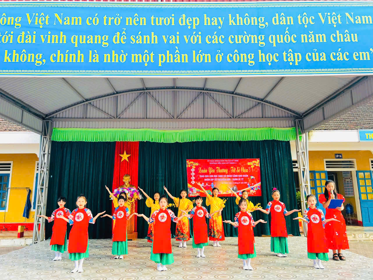 TRƯỜNG TIỂU HỌC KỲ THỊNH 1 TỔ CHỨC CHƯƠNG TRÌNH “XUÂN YÊU THƯƠNG – TẾT SẺ CHIA” TRAO QUÀ TẾT CHO CÁC EM HỌC SINH CÓ HOÀN CẢNH KHÓ KHĂN NHÂN DỊP TẾT NGUYÊN ĐÁN 2025.